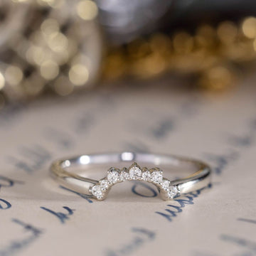 the-bea-scalloped-diamond-contour-wedding-band