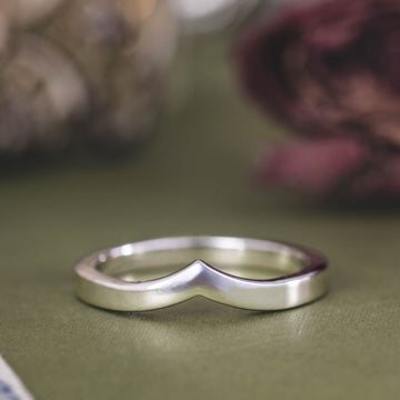 the-lumi-solid-gold-wishbone-contour-band