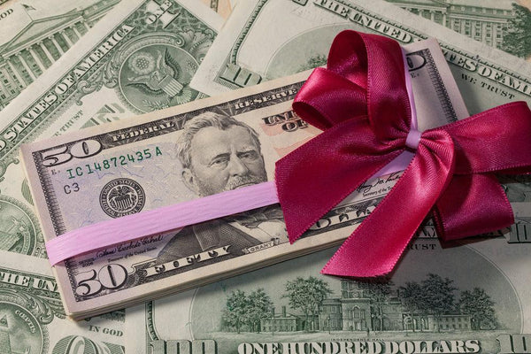 giving cash gift at wedding