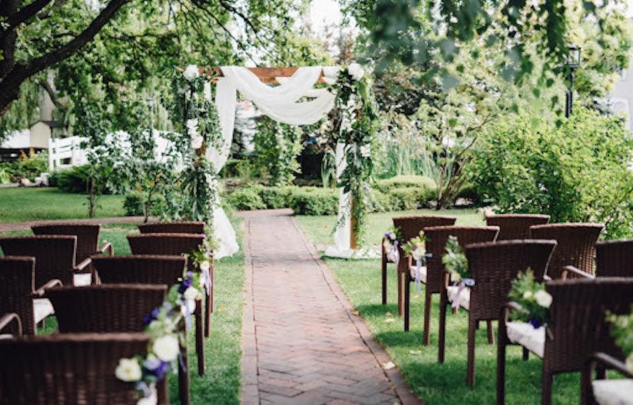 Your Guide to Planning a Backyard Wedding – Rustic and Main