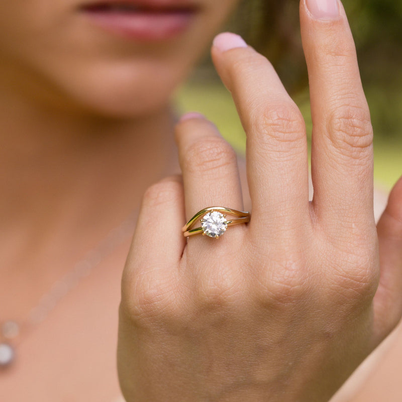 Round Diamond Solitaire & Curved Gold Contour