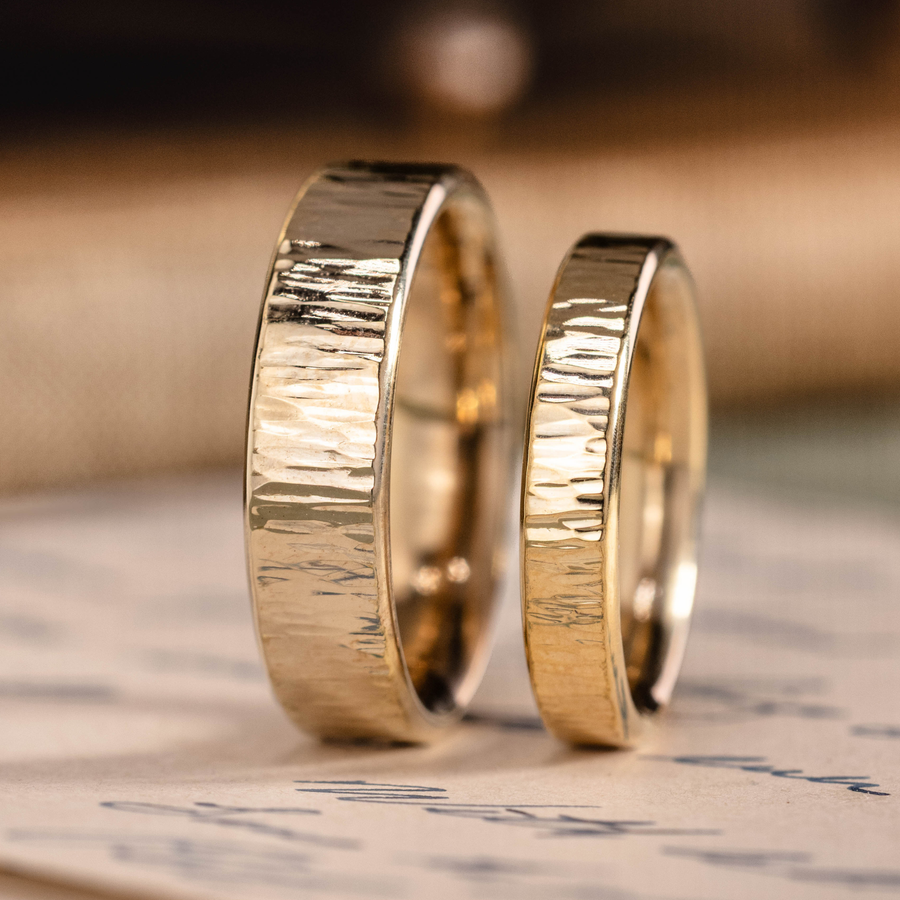 :: Shown in Men’s 7mm & Women’s 4mm Wide | Yellow Gold