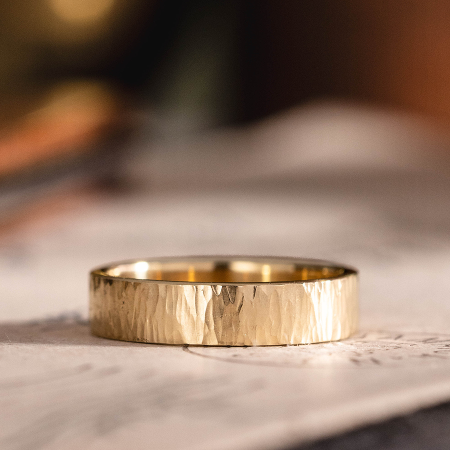 :: Shown in Women’s 4mm Wide | Yellow Gold