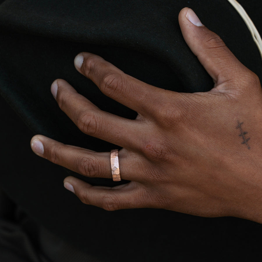 apollo-5mm-6mm-mens-faceted-rose-gold-wedding-band