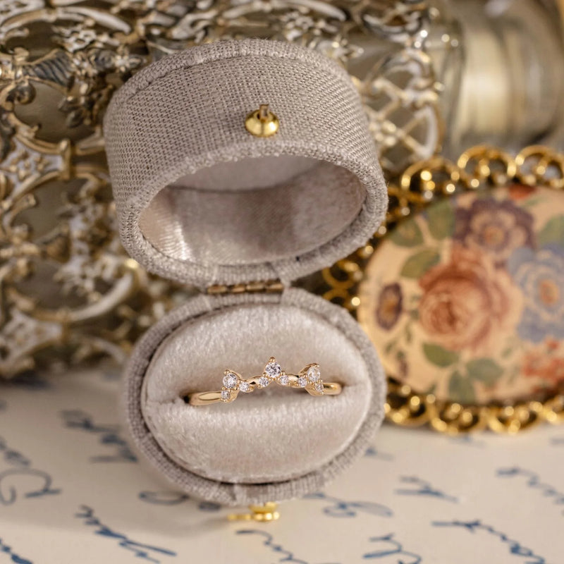 Crown-Shaped Contour Band with Diamond Clusters