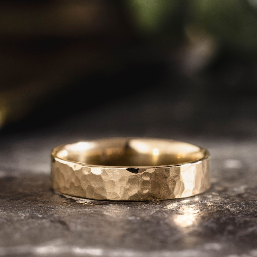 edisto-womens-hammered-gold-wedding-band