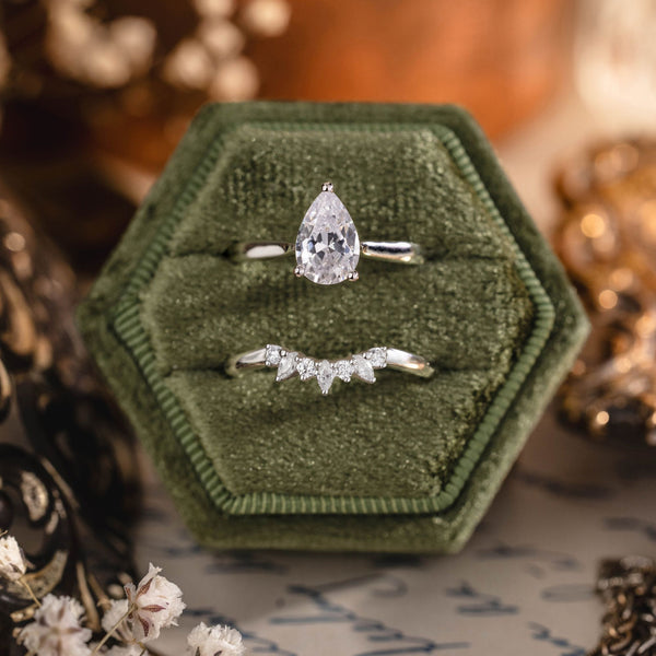The Julia & Bea | Pear-Shaped Diamond Solitaire & Scalloped Diamond Contour Bridal Set
