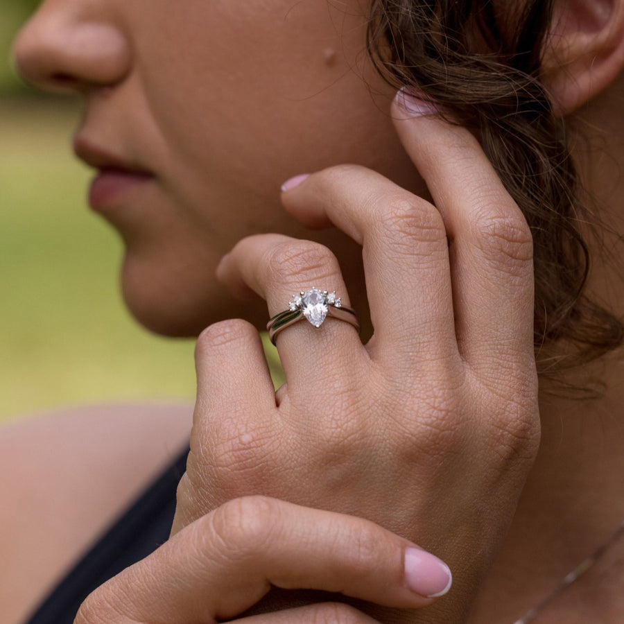 The Julia & Bea | Pear-Shaped Diamond Solitaire & Scalloped Diamond Contour Bridal Set