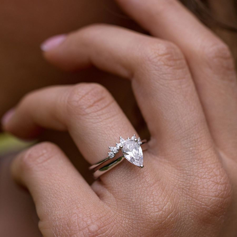 The Julia & Bea | Pear-Shaped Diamond Solitaire & Scalloped Diamond Contour Bridal Set
