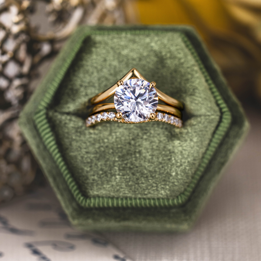 The Lily & Sabine
Nature-Inspired Diamond Solitaire & V-Shaped Diamond Guard Bridal Set