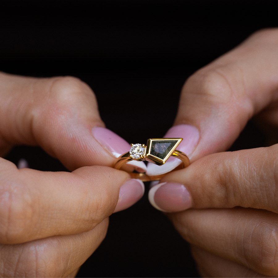everdeen-gold-kite-moss-agate-ring-on-hand-video