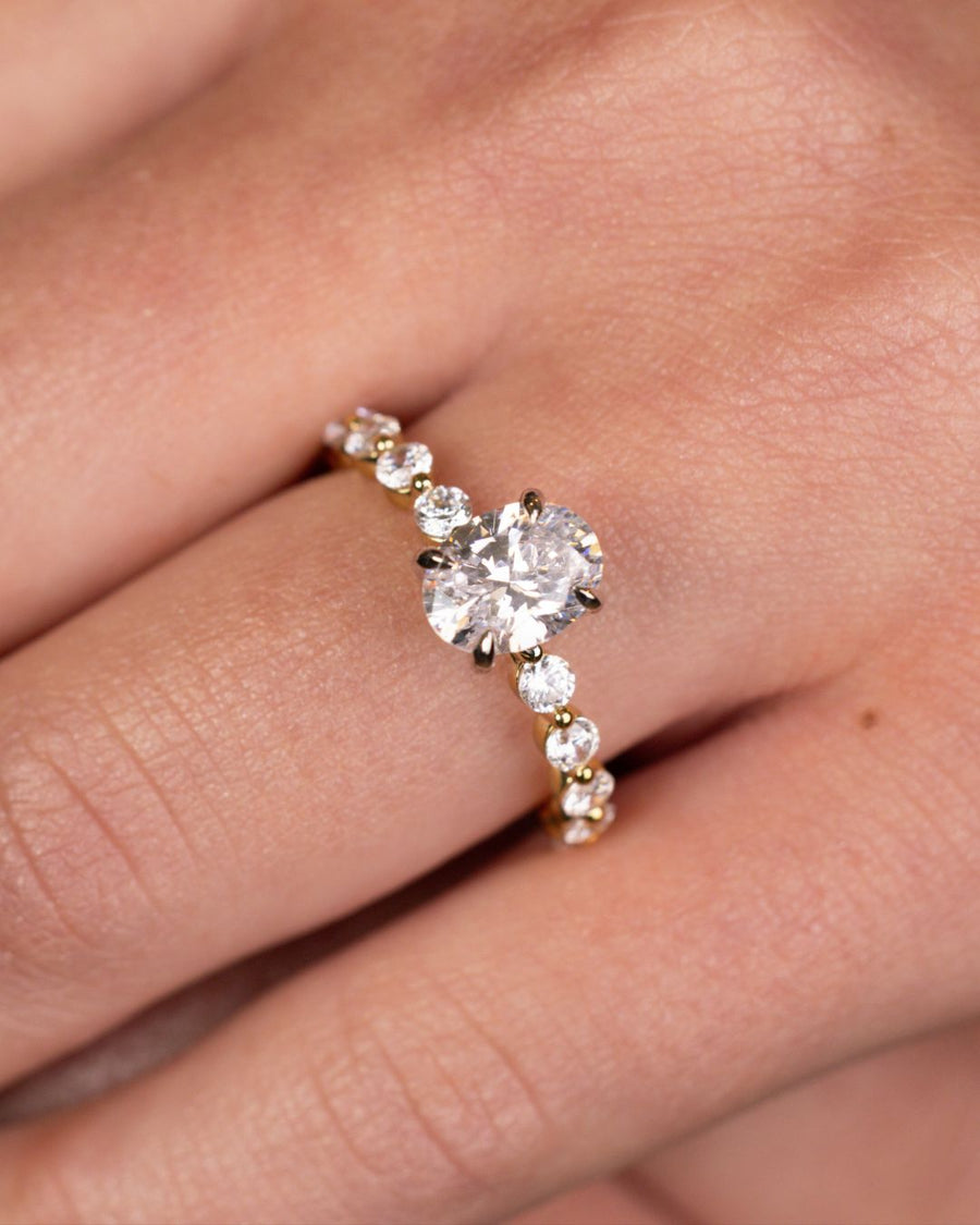 the-sidney-oval-diamond-engagement-ring-diamond-setting