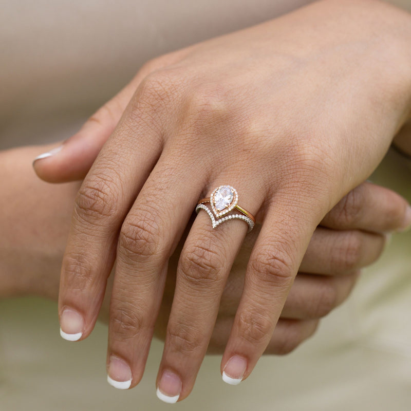 Pear-Shaped Diamond Halo & V-Shaped Pavé