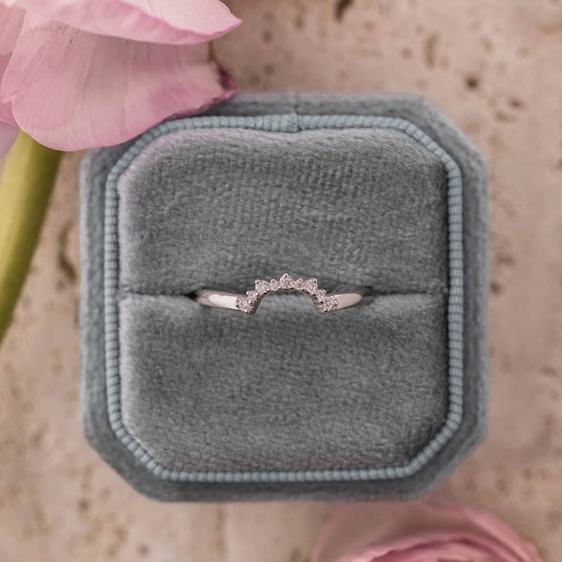 Scalloped Diamond Contour Band