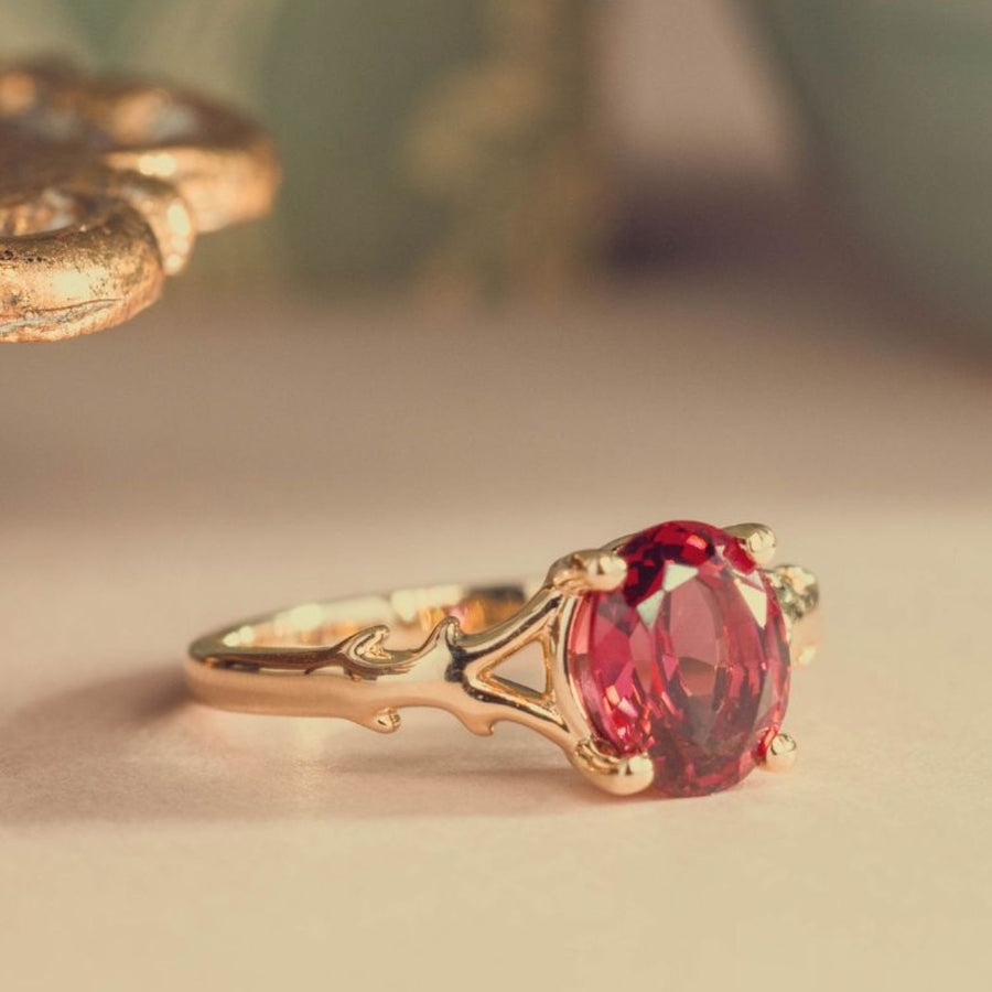 the-dakota-oval-garnet-rhodolite-solitaire-engagement-ring-nature-inspired-split-shank-setting