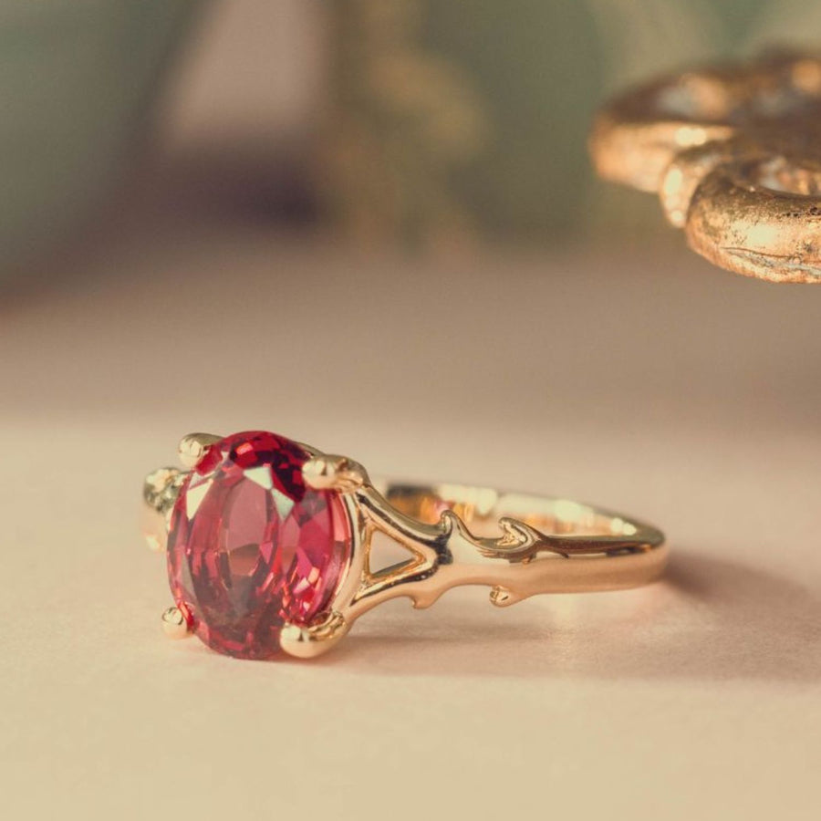 the-dakota-oval-garnet-rhodolite-solitaire-engagement-ring-nature-inspired-split-shank-setting