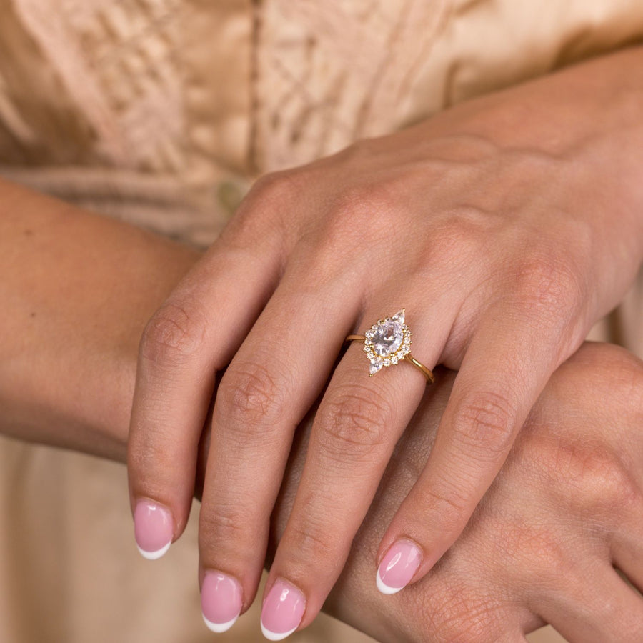 the-eliza-vintage-inspired-oval-diamond-ring-starburst-halo