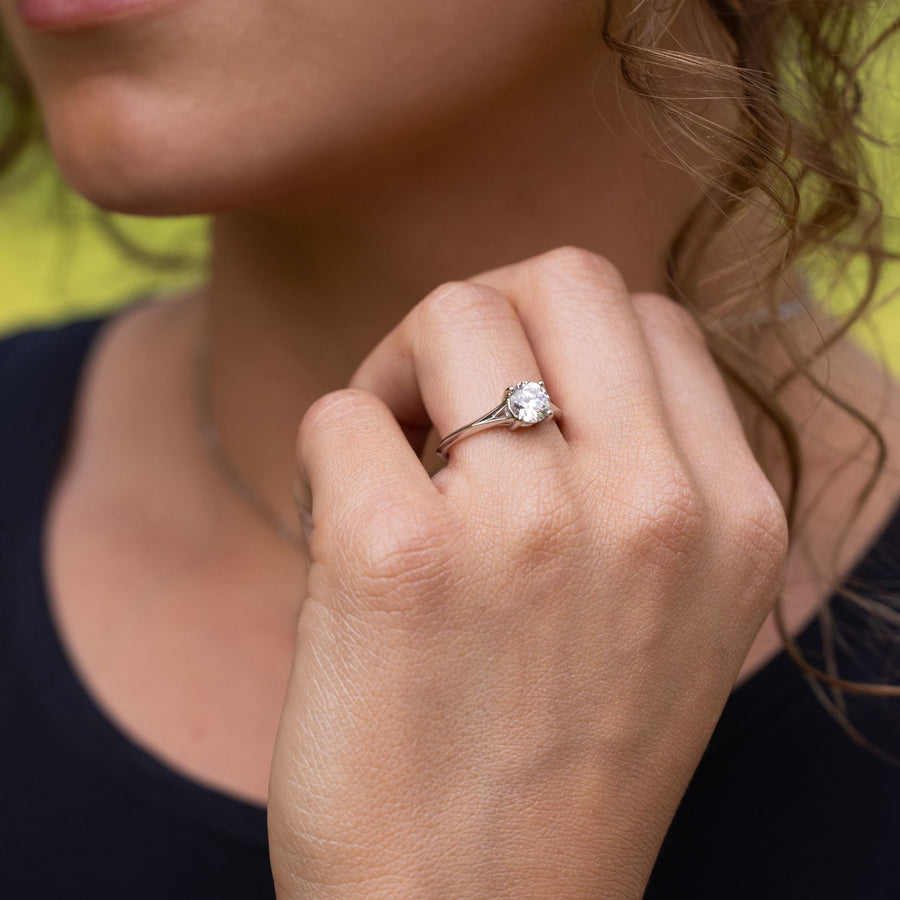 the-evelina-round-cut-diamond-split-shank-engagement-ring