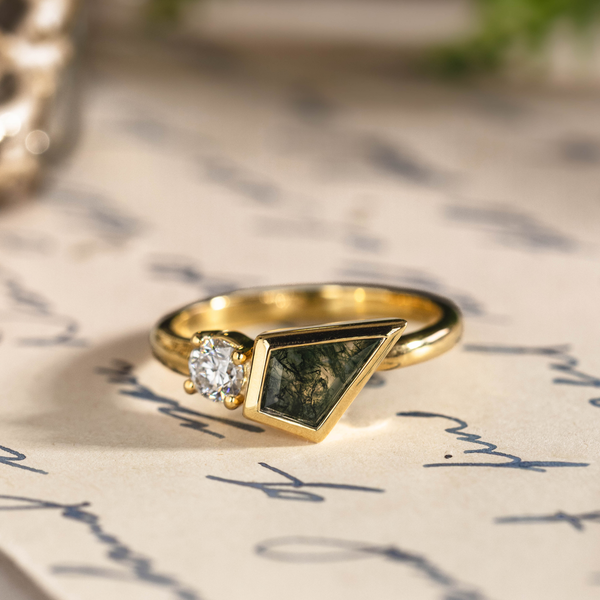 everdeen-gold-geometric-moss-agate-ring-front-view