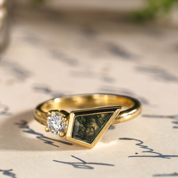everdeen-gold-geometric-moss-agate-ring-front-view