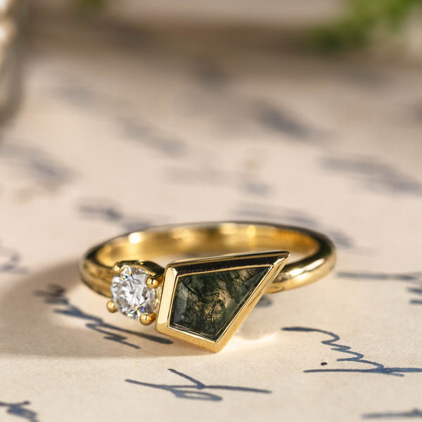 everdeen-gold-geometric-moss-agate-ring-front-view