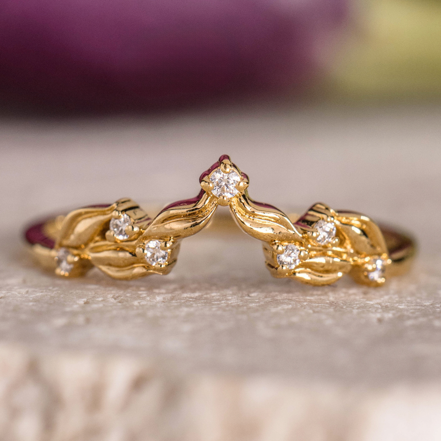 the-ivy-nature-inspired-diamond-accented-contour-wedding-band