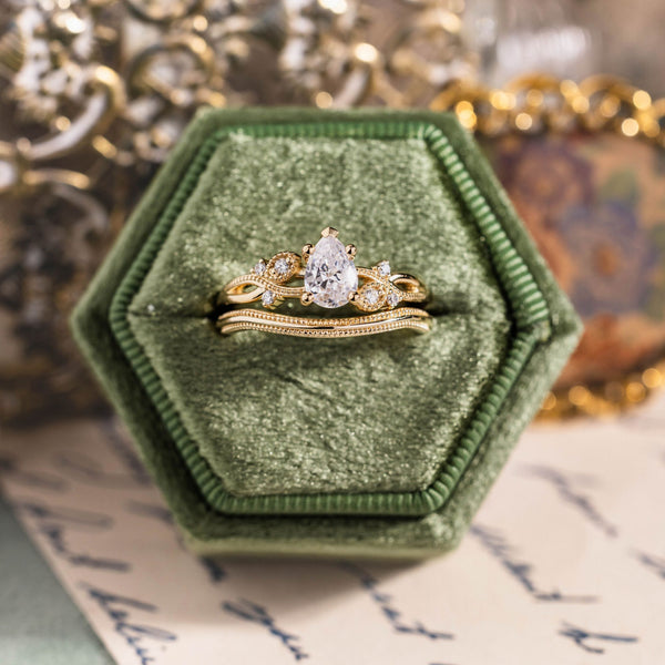 the-larkwood-alouette-pear-diamond-milgrain-contour-bridal-set-rustic-and-main