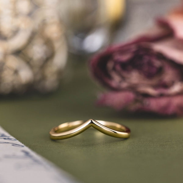 the-lauren-solid-gold-chevron-wedding-band