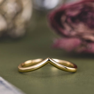 the-lauren-solid-gold-chevron-wedding-band