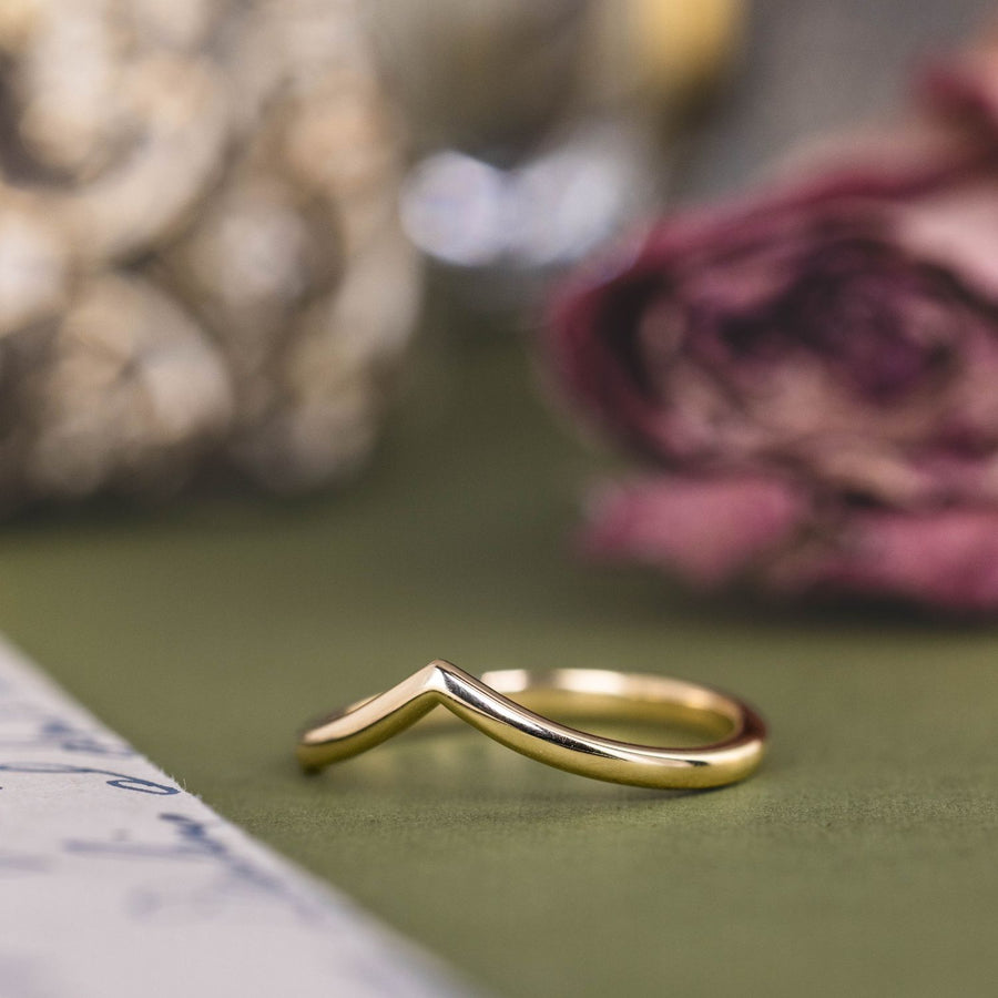 the-lauren-solid-gold-chevron-wedding-band