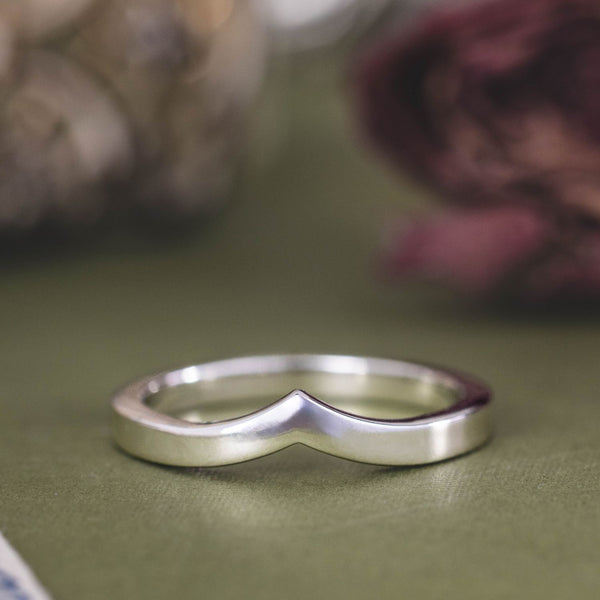 the-lumi-solid-gold-wishbone-contour-band