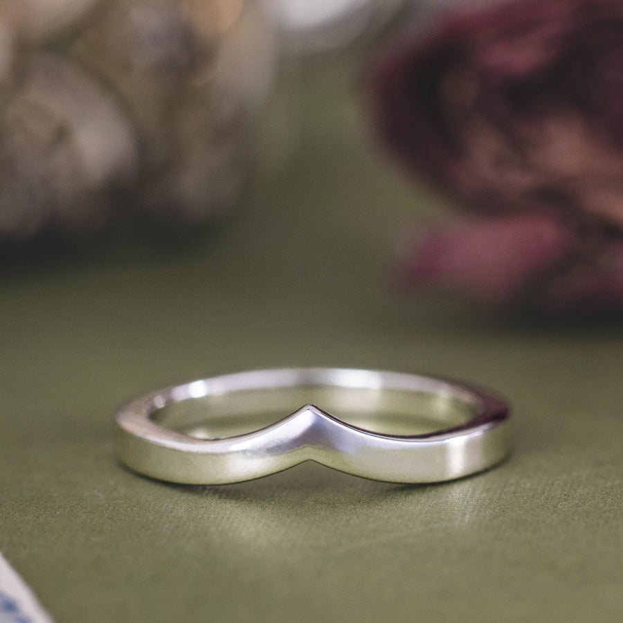 the-lumi-solid-gold-wishbone-contour-band