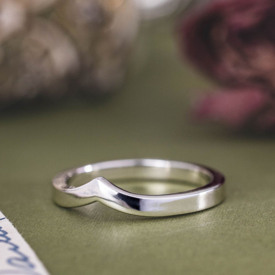 the-lumi-solid-gold-wishbone-contour-band