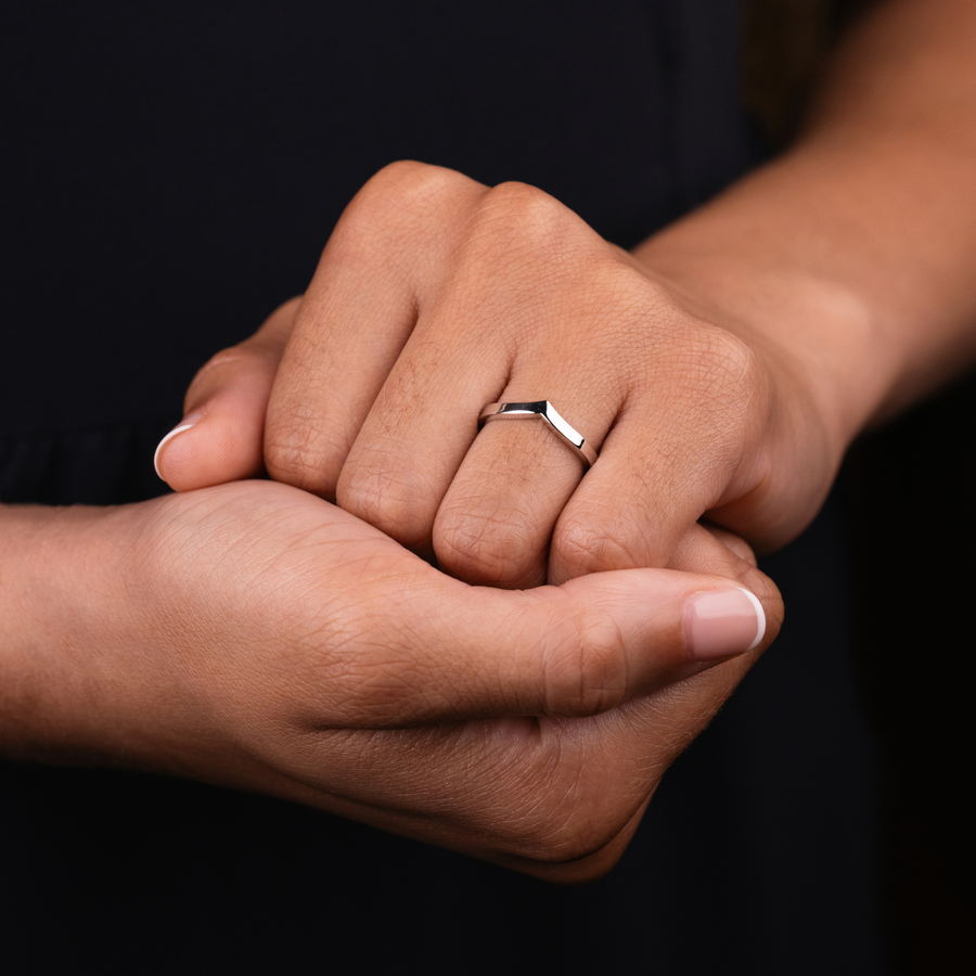 the-lumi-solid-gold-wishbone-contour-band_5