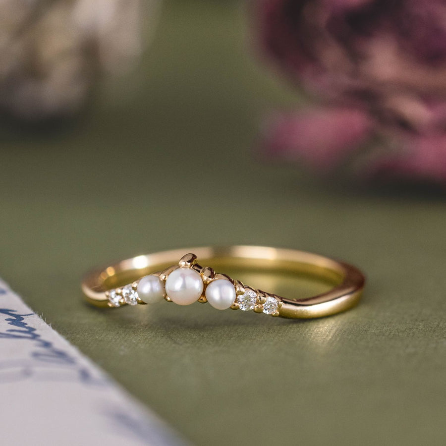 the-margaret-delicate-curved-diamond-contour-band