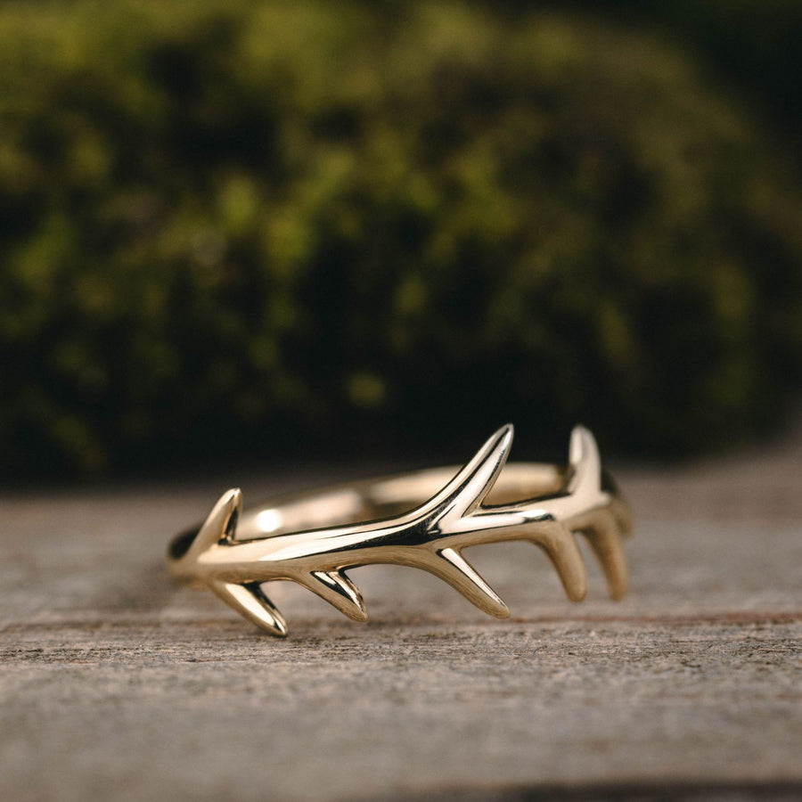 the-meadow-womens-solid-gold-antler-ring