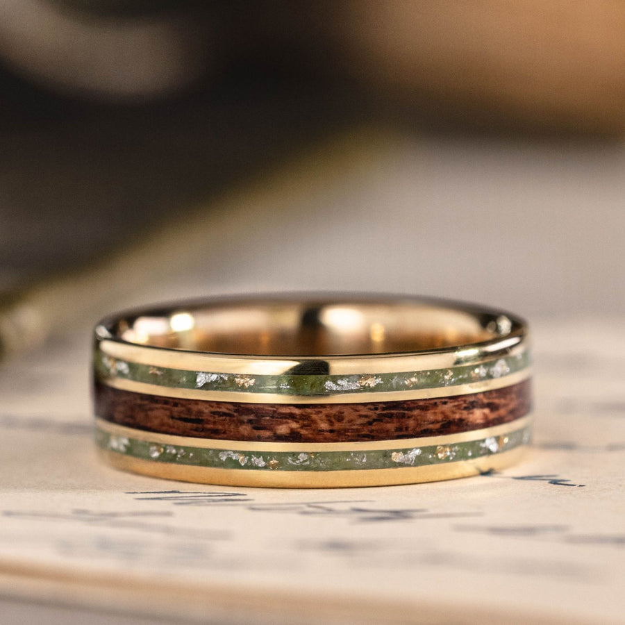the-muir-mens-gold-peridot-mahogany-wedding-band