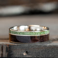 the-sage-in-gold-mens-gold-wedding-band-with-rosewood-green-imperial-diopside