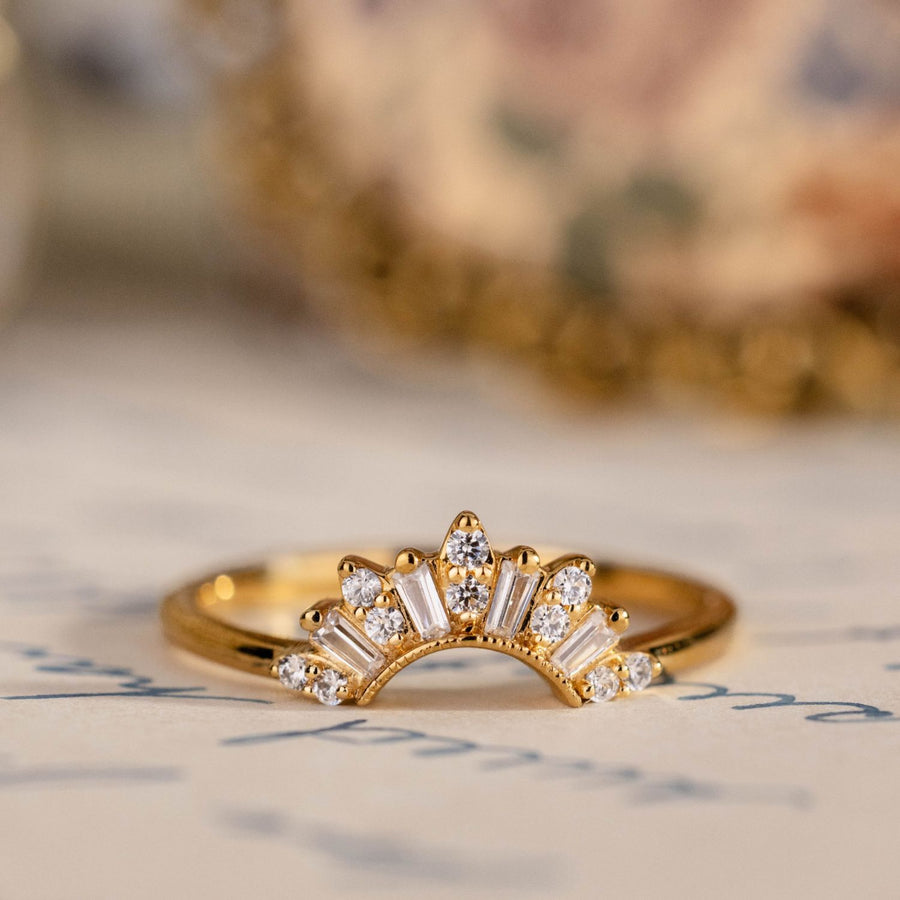 the-solene-art-deco-inspired-crown-shaped-contour-band-round-baguette-diamond-accents