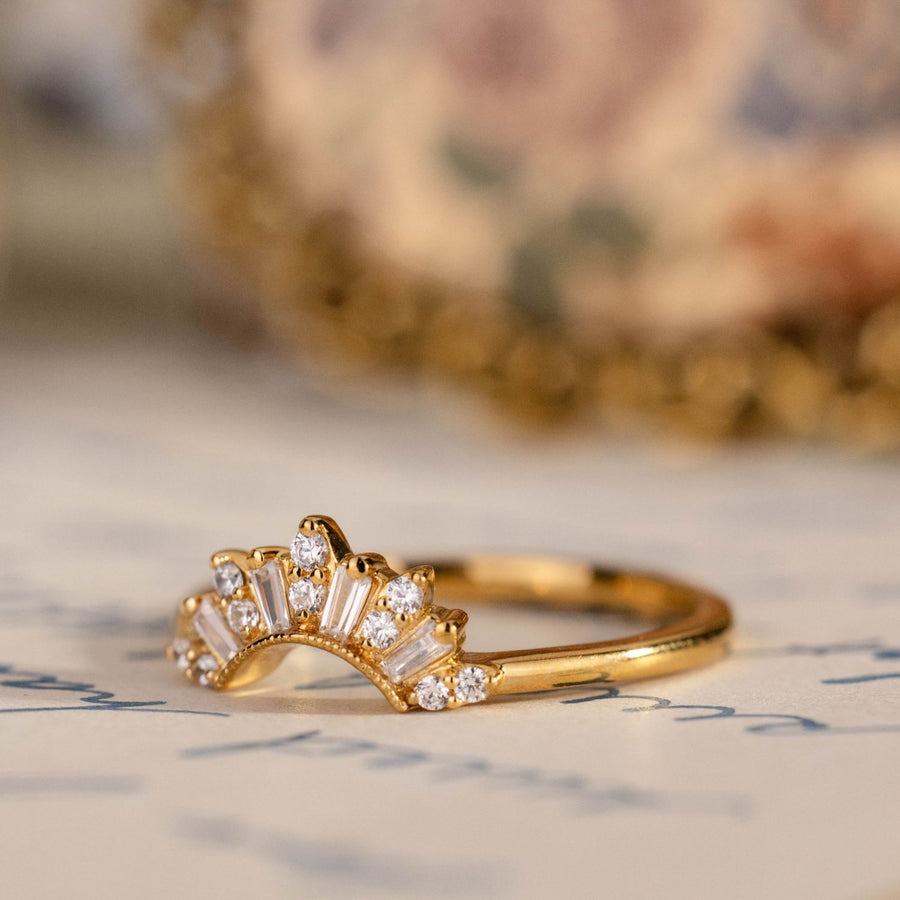 the-solene-art-deco-inspired-crown-shaped-contour-band-round-baguette-diamond-accents