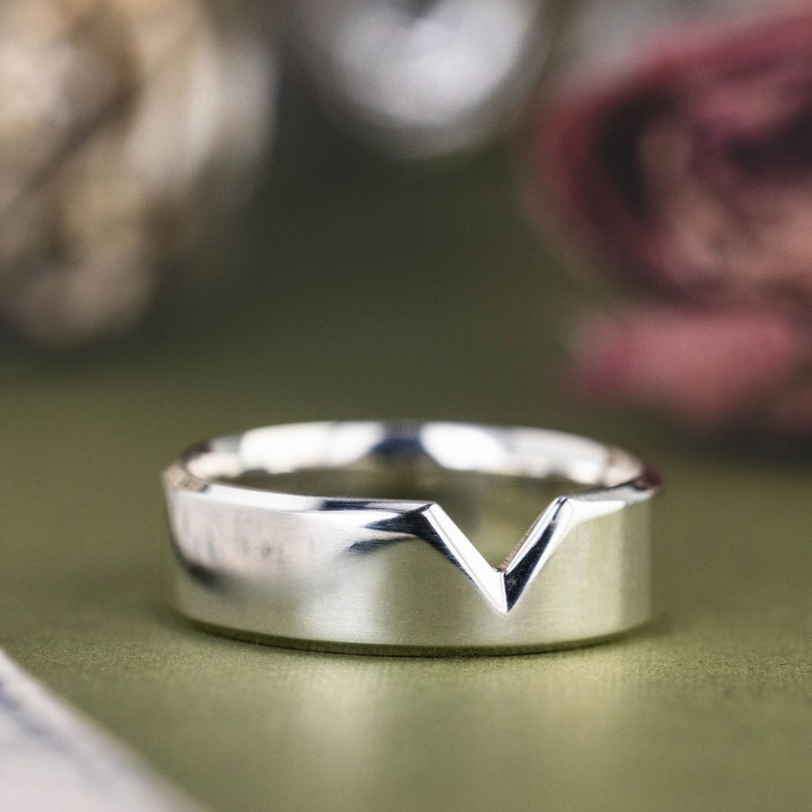 the-veda-solid-gold-chevron-contour-band