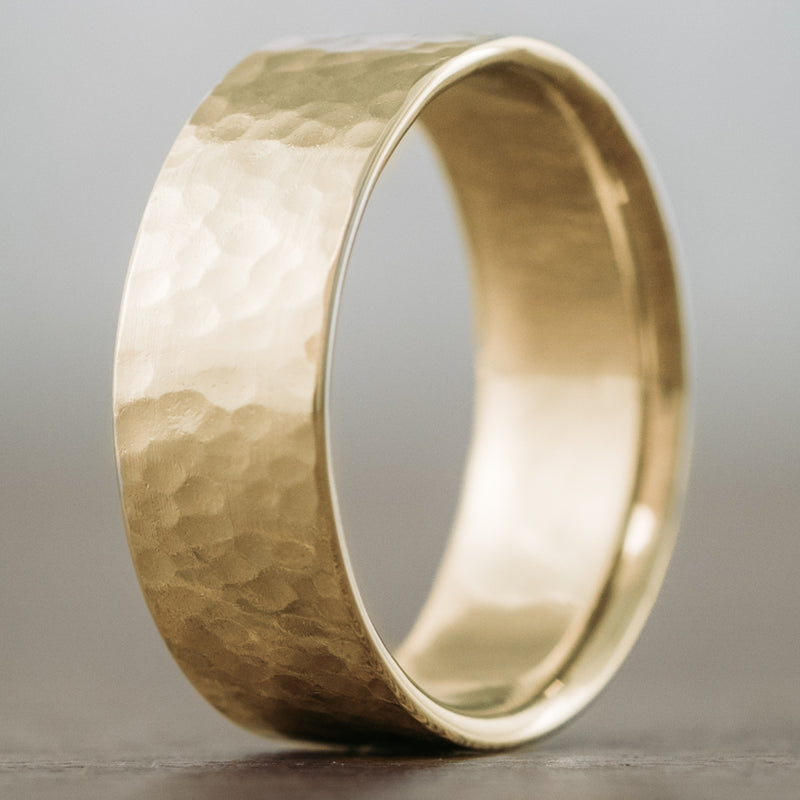 Women's rounded edge engraved wedding ring in yellow gold